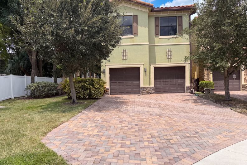 Photo 27 of 30 of 4967 NW 59th St, Tamarac, FL