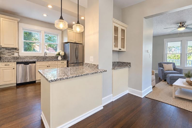 Photo 4 of 30 of 6321 Roe St, Cincinnati, OH