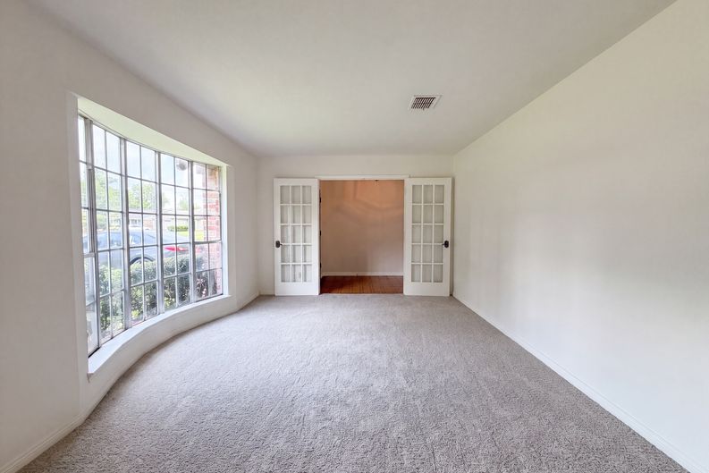 Photo 8 of 22 of 16338 Hollow Wood Dr, Houston, TX