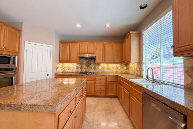 Photo 10 of 32 of 17780 Sweetgum Ln, Canyon Country, CA