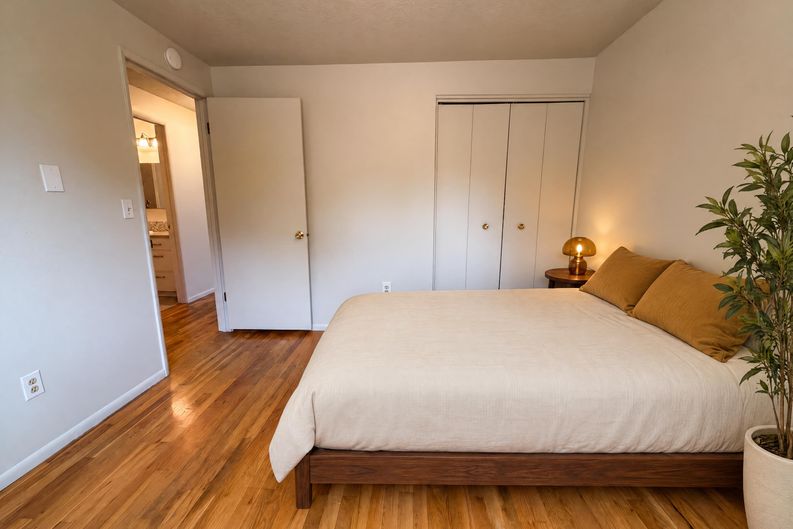 Photo 4 of 16 of 3910 SE 71st Ave, Portland, OR