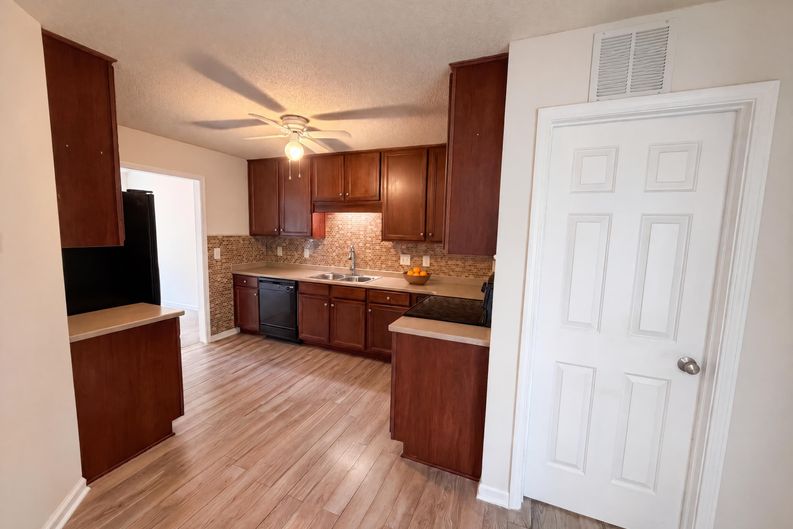Photo 7 of 19 of 470 Kinsman Ct, Fuquay Varina, NC
