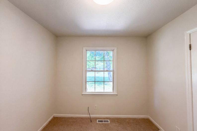 Photo 7 of 18 of 4154 Edgeware Rd, Winston Salem, NC