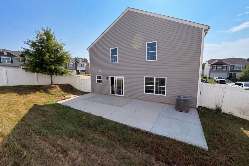 Photo 5 of 26 of 9833 Wardley Dr, Charlotte, NC