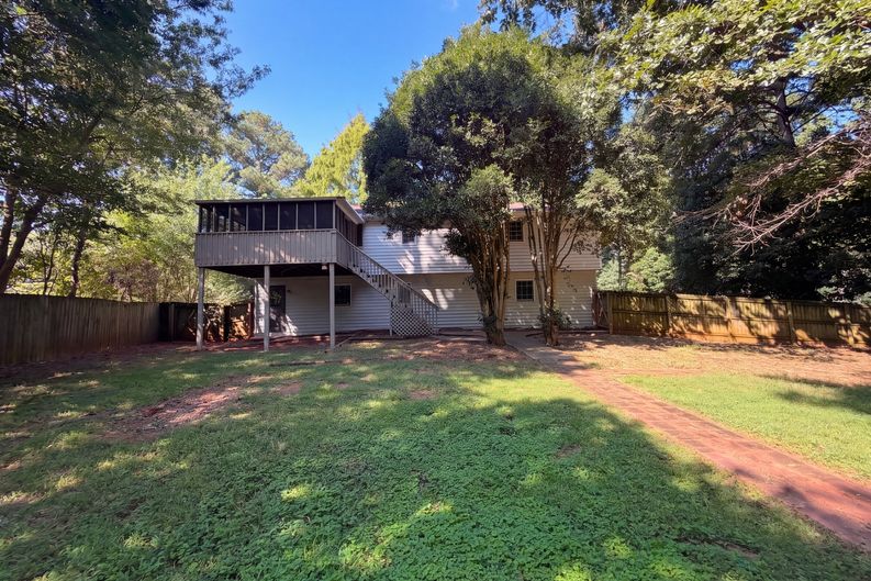 Photo 5 of 35 of 1825 Marsh Creek Dr, Lawrenceville, GA