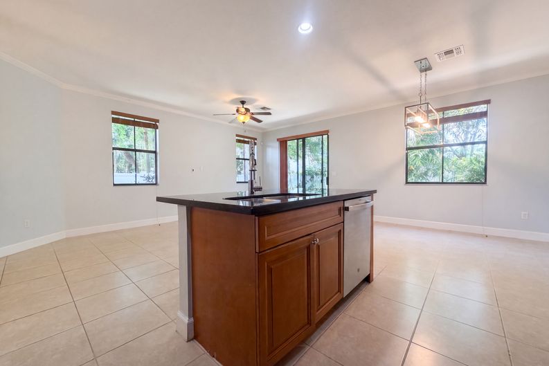 Photo 21 of 30 of 4967 NW 59th St, Tamarac, FL
