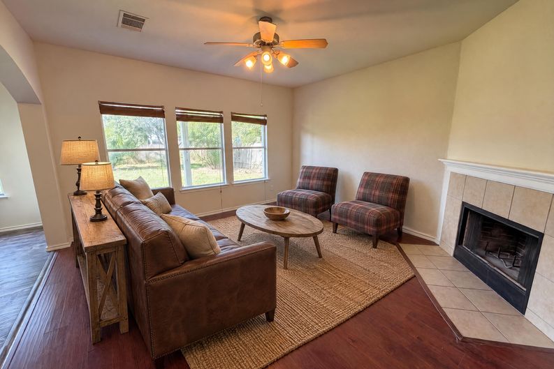 Photo 8 of 20 of 206 Almquist St, Hutto, TX