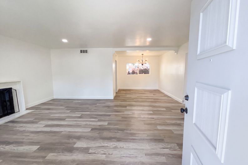 Photo 3 of 27 of 6150 Parkoaks Dr, Citrus Heights, CA