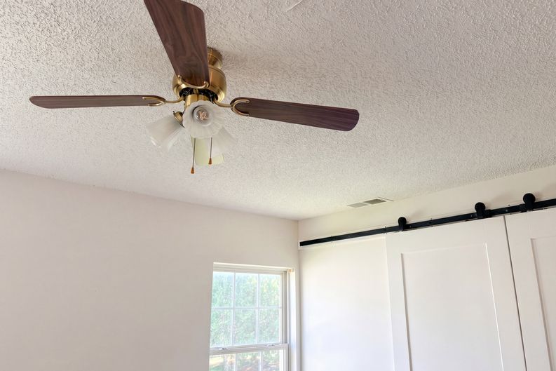 Photo 10 of 18 of 6032 Briggs Dr, Charlotte, NC