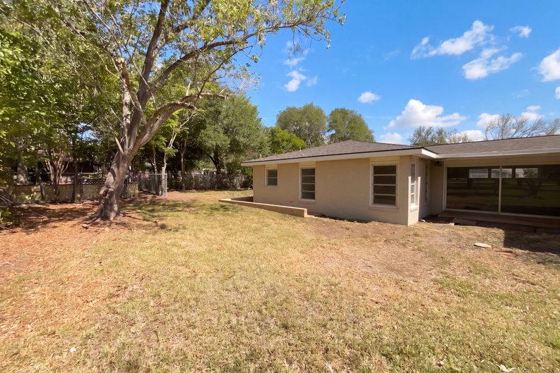 Photo 25 of 26 of 1205 G St, Floresville, TX