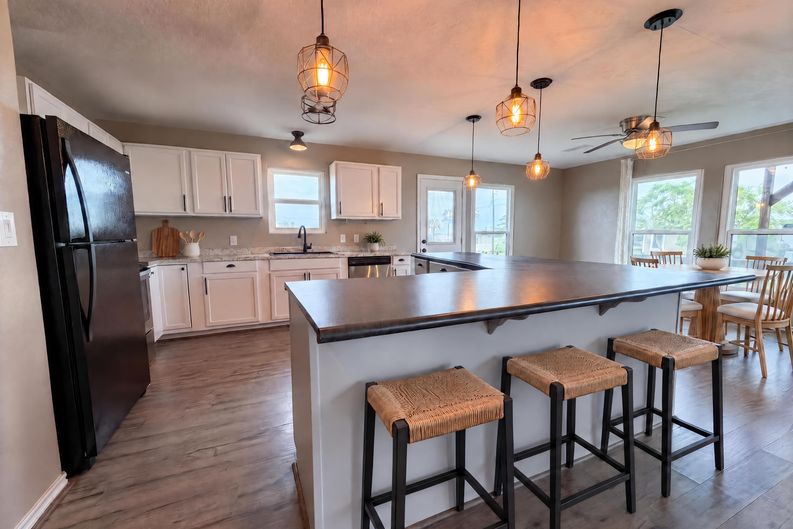 Photo 7 of 19 of 552 Marshall Johnson Ave S, Port Lavaca, TX