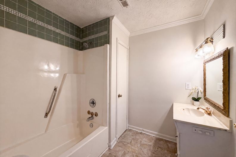Photo 18 of 25 of 3808 Shane Ct, Ellenwood, GA