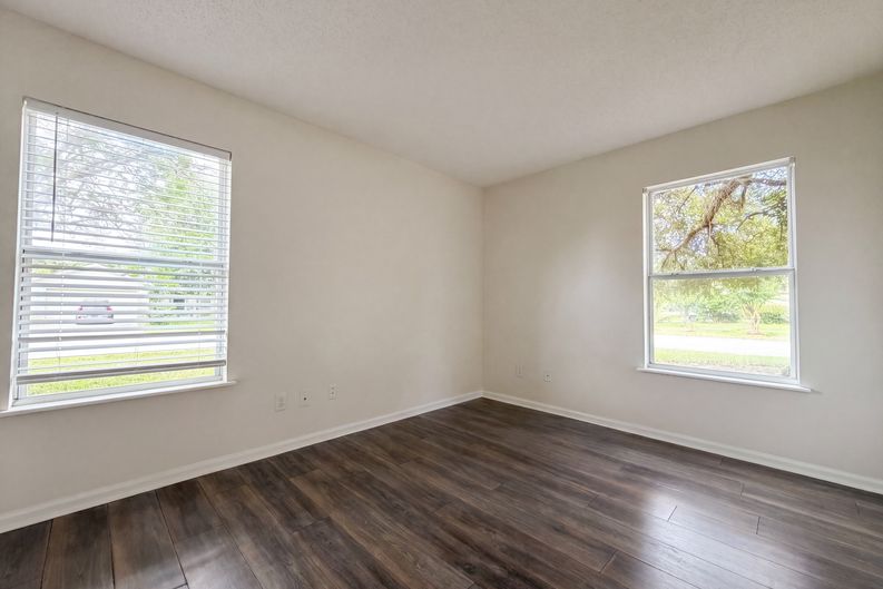 Photo 4 of 27 of 7002 Beekman Lake Dr, Jacksonville, FL