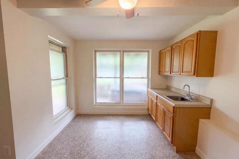 Photo 12 of 33 of 8542 Oxford Dr, Knoxville, TN