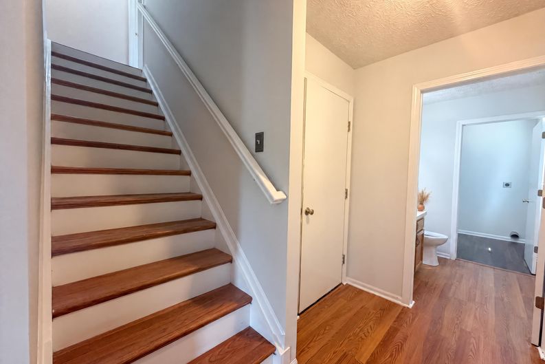 Photo 9 of 32 of 1618 Saddlebrook Dr, Heath, OH