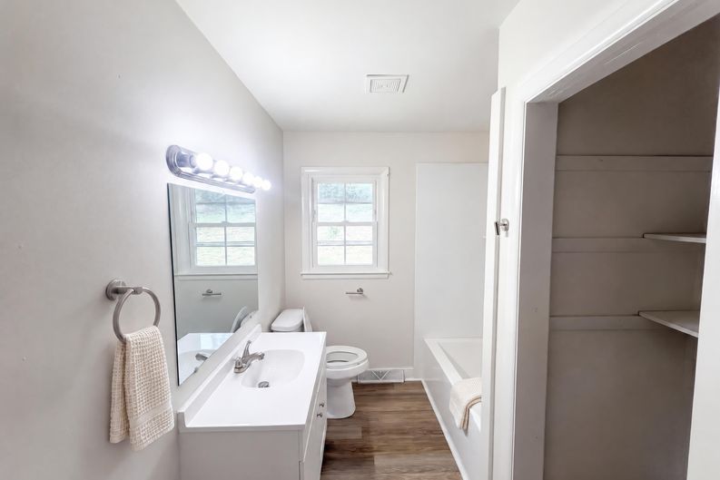 Photo 11 of 26 of 1502 W Meadowview Rd, Greensboro, NC
