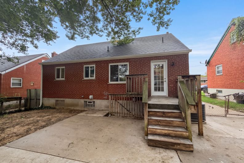 Photo 5 of 21 of 9122 Neil Dr, Cincinnati, OH
