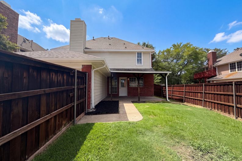 Photo 5 of 32 of 317 Riverwalk Ln, Irving, TX