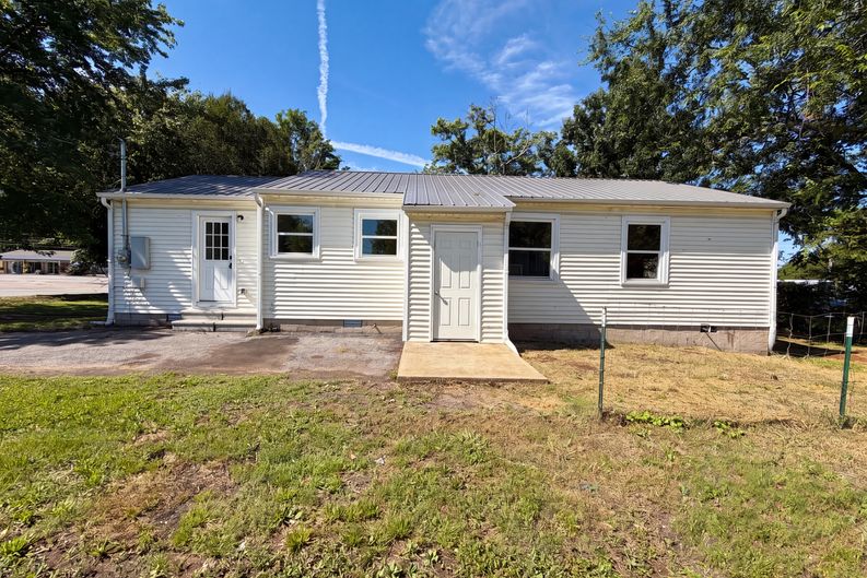 Photo 5 of 19 of 1036 E Commerce St, Lewisburg, TN