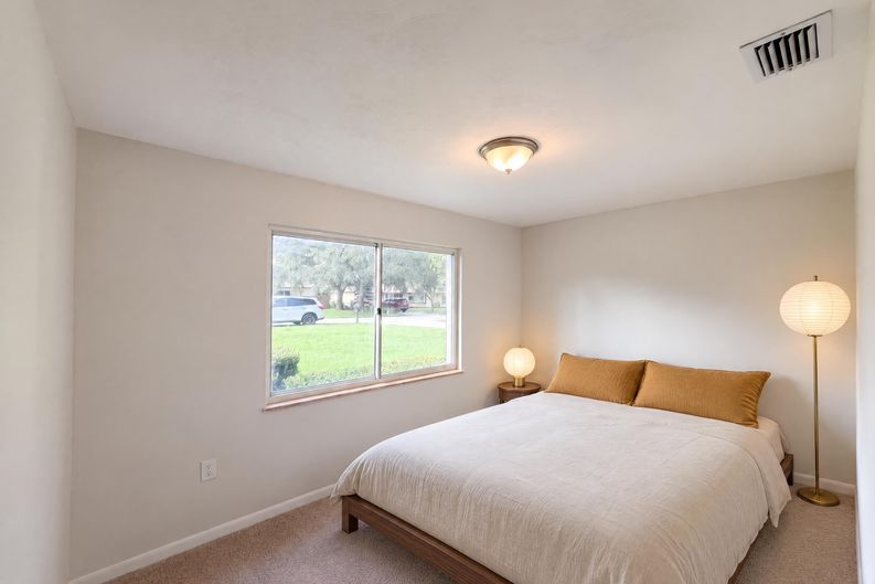 Photo 17 of 24 of 411 W Seminole Ave, Eustis, FL