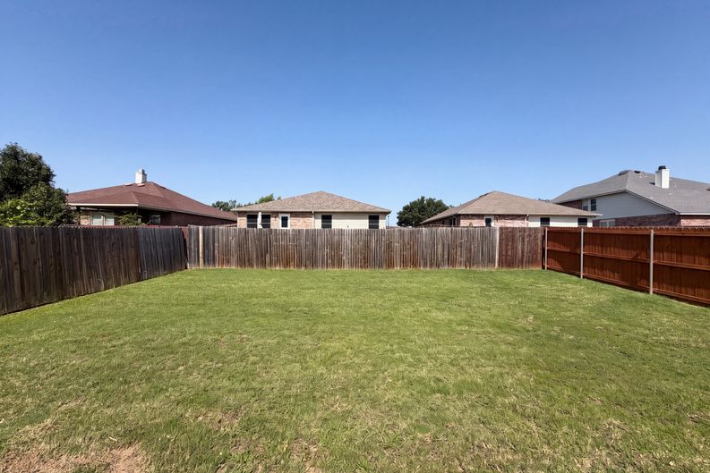 Photo 17 of 18 of 6200 St James Pl, Denton, TX
