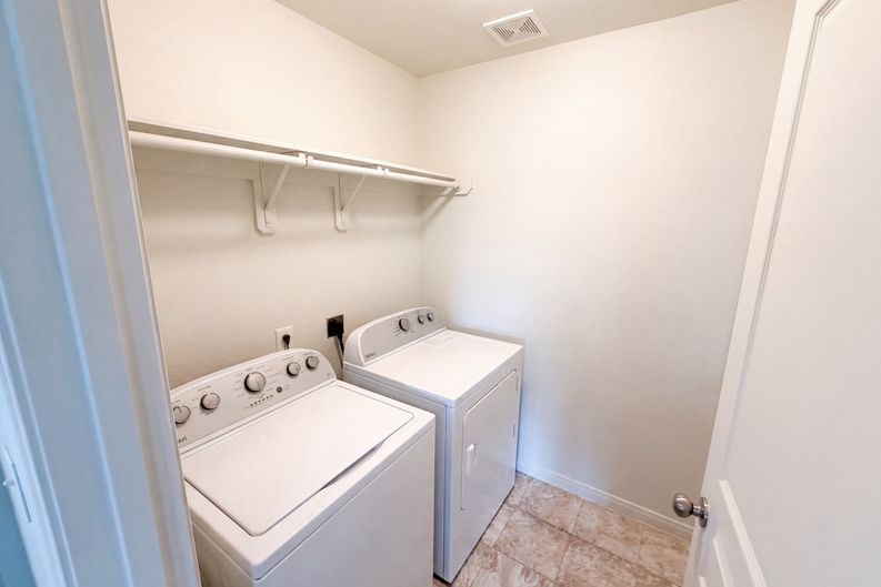 Photo 10 of 25 of 10335 Dawson Hill Ln, Houston, TX