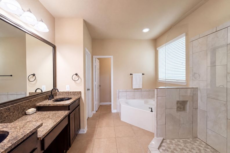 Photo 10 of 40 of 9003 Newcroft Ct, Tomball, TX