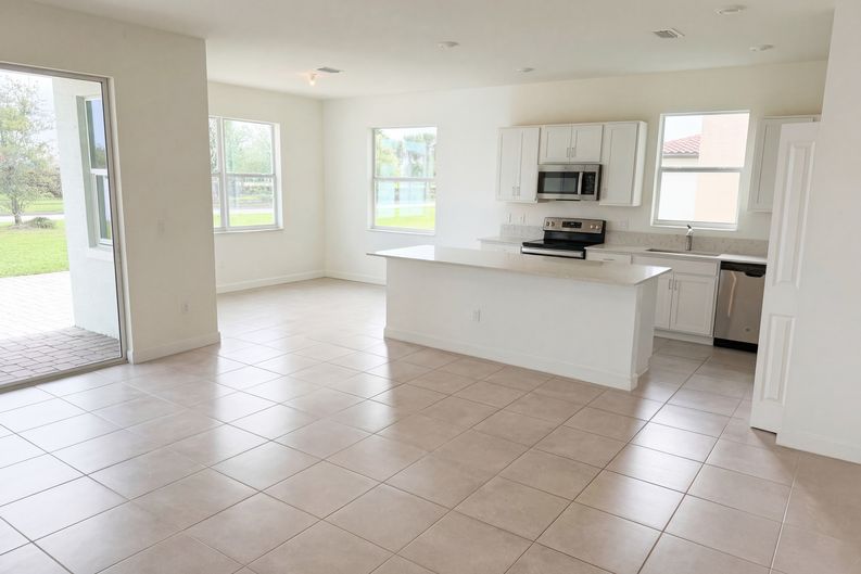 Photo 11 of 42 of 12473 NW Lynch Ln, Port Saint Lucie, FL