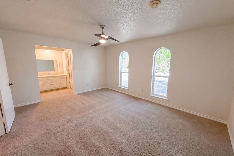 Photo 4 of 18 of 4824 Berridge Ln, Dallas, TX