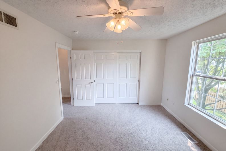 Photo 10 of 22 of 5698 Canehill Ln, Hilliard, OH