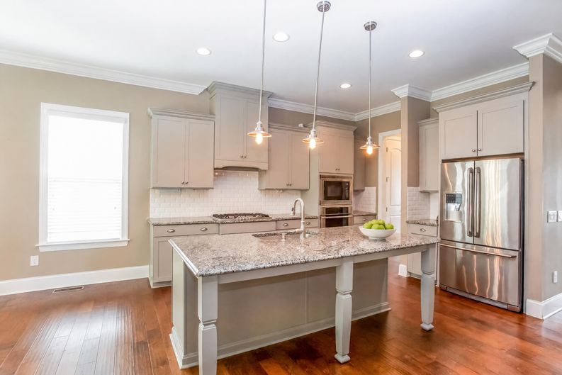 Photo 4 of 37 of 205 N Centurion Ln, Mount Holly, NC