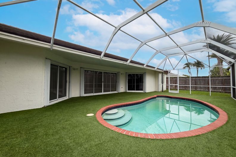 Photo 5 of 25 of 16571 SW 145th Ave, Miami, FL