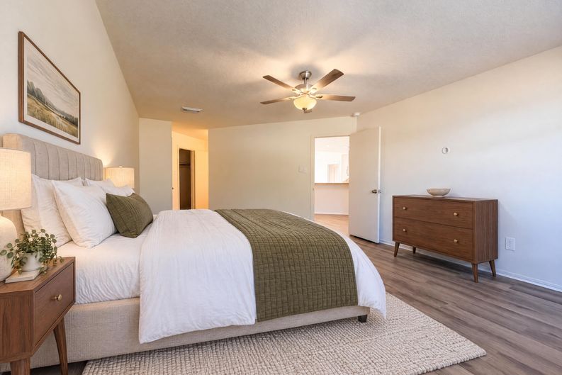 Photo 15 of 21 of 2307 Strait Ln, Houston, TX