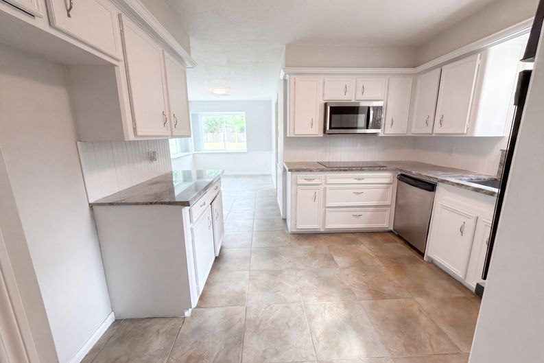 Photo 9 of 25 of 16121 Lakeview Dr, Jersey Village, TX