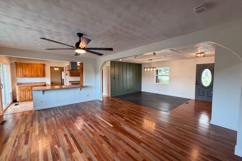 Photo 11 of 37 of 302 Sunset Ln, Harriman, TN