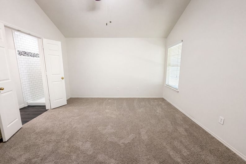 Photo 4 of 21 of 109 Eagle Dr, Luling, TX