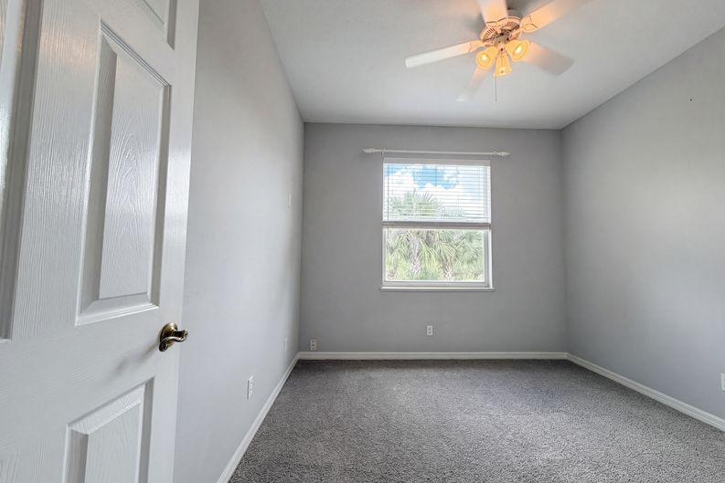 Photo 16 of 32 of 12567 SW Pembroke Cir N, Lake Suzy, FL