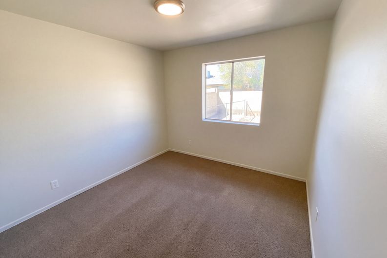 Photo 17 of 32 of 4038 W Mercer Ln, Phoenix, AZ
