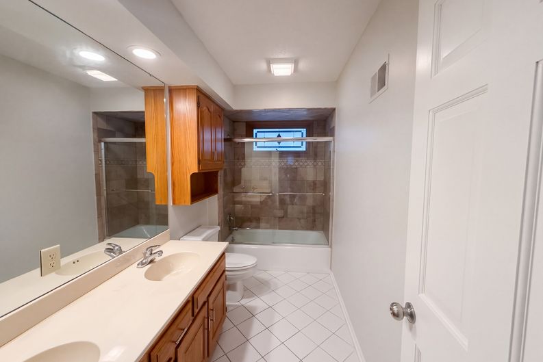 Photo 23 of 47 of 12600 Pawnee Ln, Leawood, KS