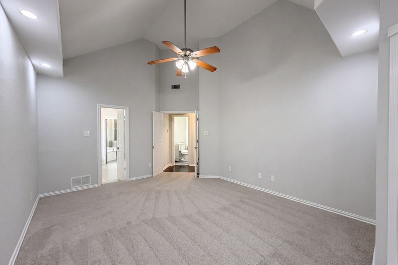 Photo 13 of 27 of 7707 Windmere Ct, Irving, TX