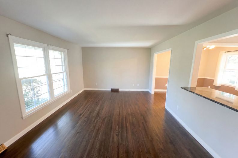 Photo 3 of 31 of 7700 Meadowdale Ln, Charlotte, NC