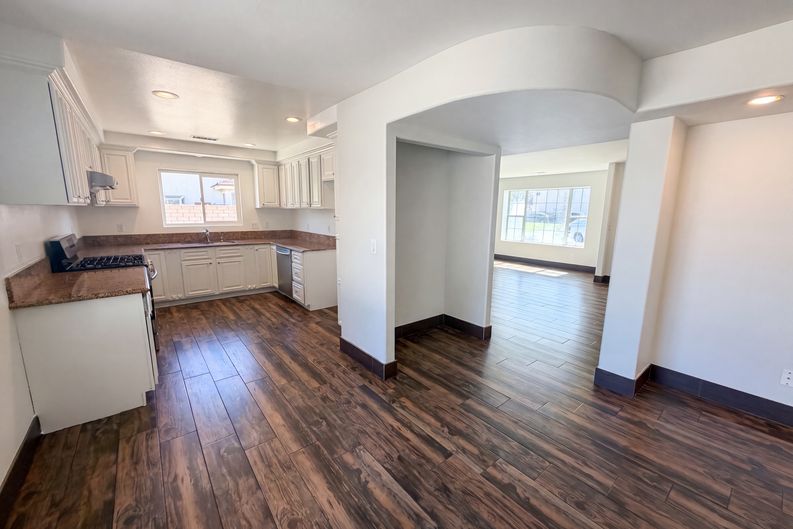 Photo 8 of 20 of 922 W Craig St, Rialto, CA