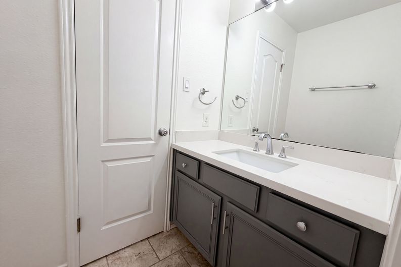 Photo 13 of 18 of 8423 Berry Knoll Dr, Universal City, TX