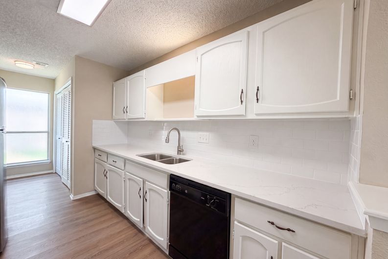 Photo 11 of 17 of 5602 Briarwood Forest Dr, Houston, TX