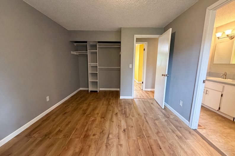 Photo 4 of 22 of 11530 SW Tigard Dr, Portland, OR
