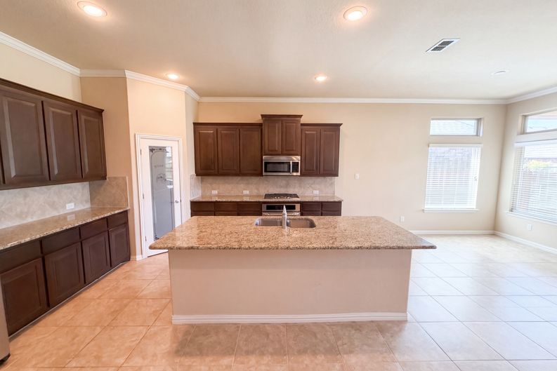 Photo 7 of 16 of 3912 Gennaker Dr, Denton, TX