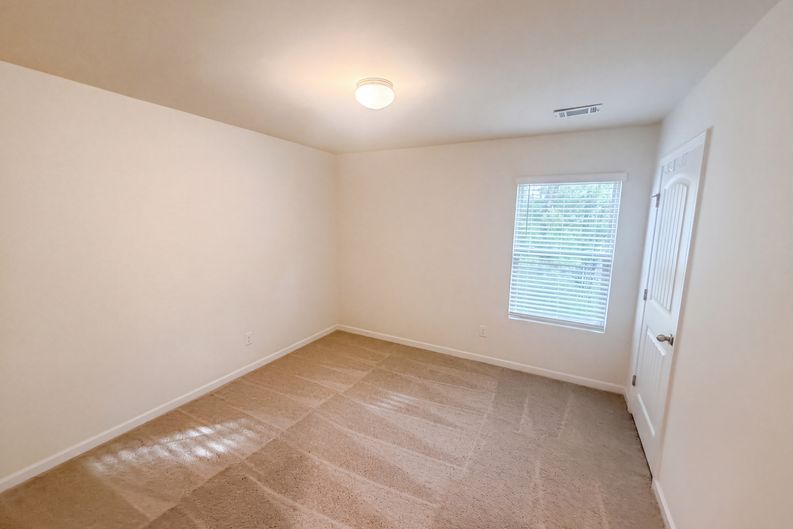 Photo 10 of 22 of 611 Dodson Lake Ct, Fairburn, GA