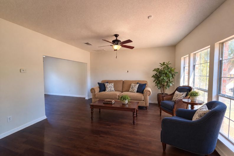 Photo 9 of 21 of 2405 Waterloo Ln, Mesquite, TX