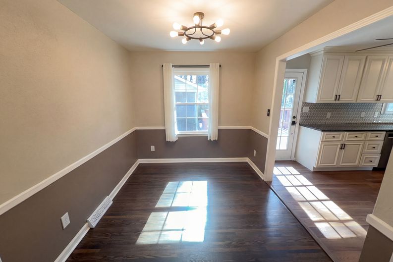 Photo 9 of 31 of 7700 Meadowdale Ln, Charlotte, NC