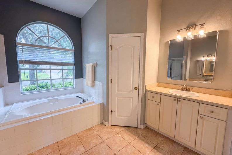 Photo 17 of 24 of 222 Taylor Bay Ln, Brandon, FL
